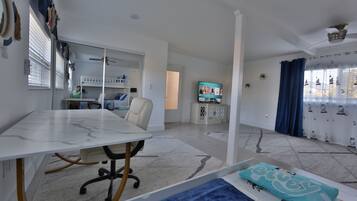 3 bedrooms, desk, iron/ironing board, free WiFi