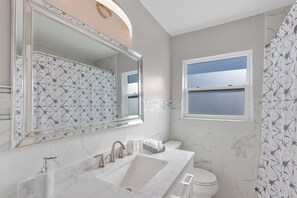 Een bad, een haardroger, handdoeken, zeep