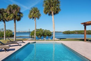 Een buitenzwembad, een verwarmd zwembad