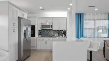 Een koelkast, een magnetron, een oven, een kookplaat