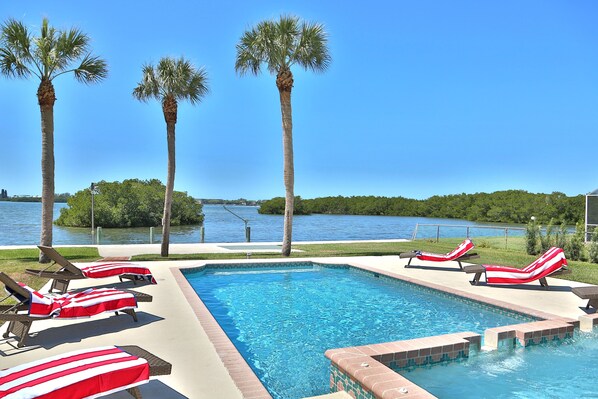 Een buitenzwembad, een verwarmd zwembad