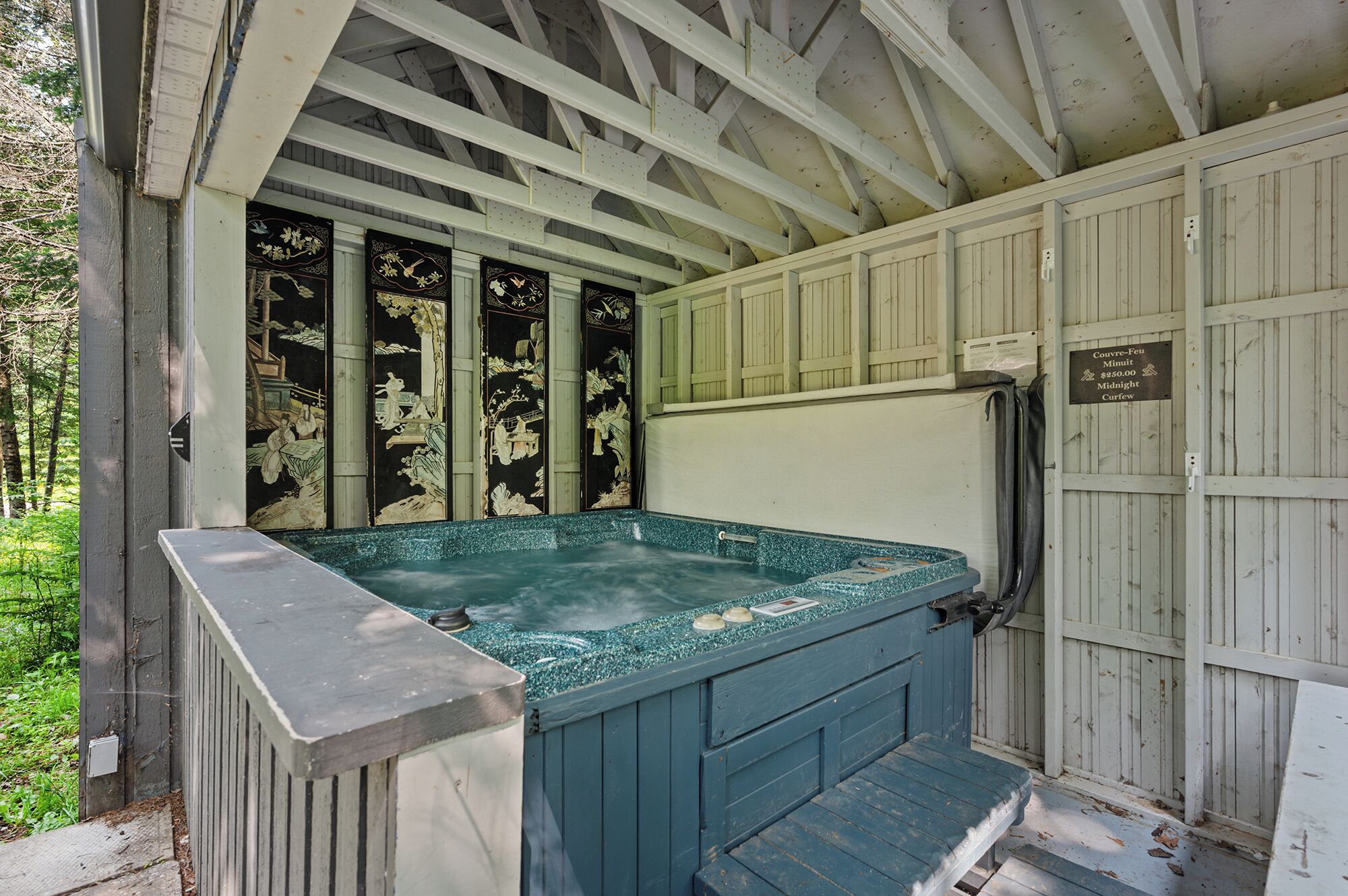 Un jacuzzi con terraza de madera y un cartel que indica un precio de $250.00 por una sesión de 30 minutos.