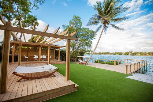 Villa Santorini | Lakefront | Kayak | Private Deck