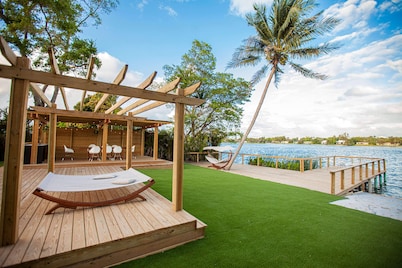 Villa Santorini | Lakefront | Kayak | Private Deck