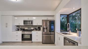 Refrigerador, microondas, horno y parrilla de estufa