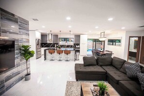 Smart TV, offices - Villa Dubai | 6 BR |Tennis | BKB | Soccer | Pool (Miami)