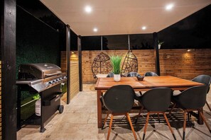 Outdoor dining - Villa Dubai | 6 BR |Tennis | BKB | Soccer | Pool (Miami)