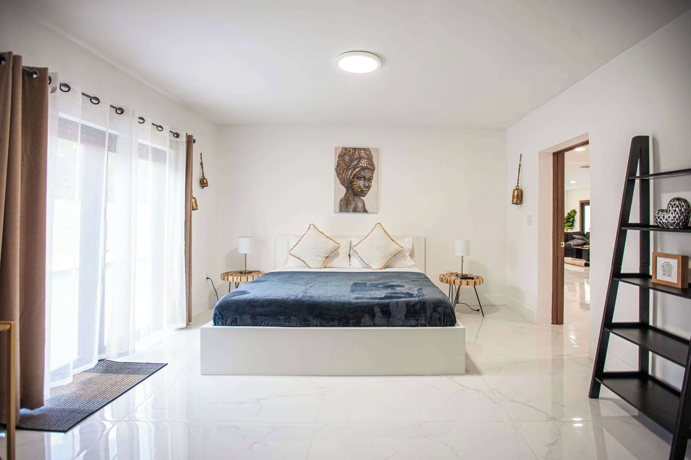 6 slaapkamers, een strijkplank/strijkijzer, reisbedje, gratis wifi