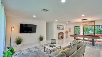 Smart-tv, een open haard en een kantoor