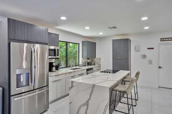 Fridge, microwave, oven, stovetop - Villa Anguila | Mini Golf | Grill | Terrace | Pool (Miami)