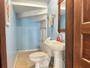 Rumah Mewah, 4 kamar tidur, menghadap pantai | Kamar mandi | Kombinasi shower/bathtub dan perlengkapan mandi gratis