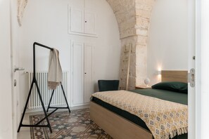 1 bedroom, bed sheets