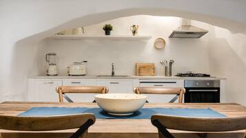 Kühlschrank, Ofen, Geschirrspüler, Wasserkocher