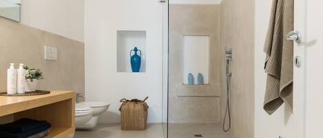 Dusche, Haartrockner, Bidet, HandtĂŒcher