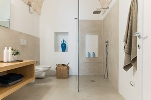 Shower, hair dryer, towels, soap - Casetta Annina by Wonderful Italy (Ostuni)