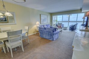 Apartamento Deluxe, 2 habitaciones, vistas a la playa, frente a la playa (53) | Zona de estar | Una televisión de pantalla plana