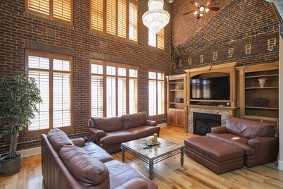 The Titan Penthouse-Rooftop with Hot Tub at Printer's Alley, steps to Broadway