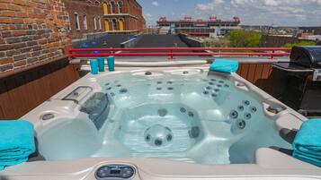 Tina de hidromasaje al aire libre