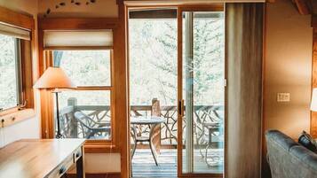 Televisie, een open haard en een kantoor