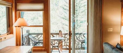 تلفزيون، مدفأة، مكتب