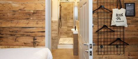 Habitación doble | Baño | Ducha y cabezal de ducha tipo lluvia