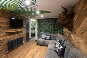 套房 | 起居区 | 40-英寸LED 电视（配备数码频道）、电视、Netflix