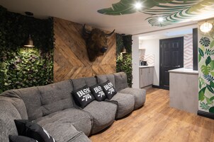 Suite | Living area | 40-inch LED TV with digital channels, TV, Netflix