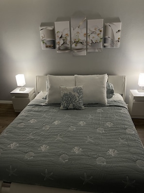 4 makuuhuonetta, tallelokero huoneessa, silitysrauta/-lauta