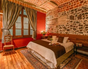 2 habitaciones, escritorio y tabla de planchar con plancha 