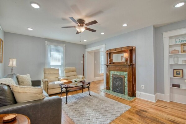 Smart TV - Unwind in the recently remodeled cute little house at the iconic State Street. (Bristol)