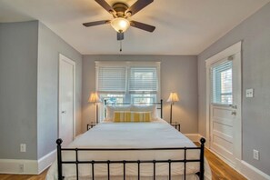 2 bedrooms, iron/ironing board, free WiFi, bed sheets - Unwind in the recently remodeled cute little house at the iconic State Street. (Bristol)