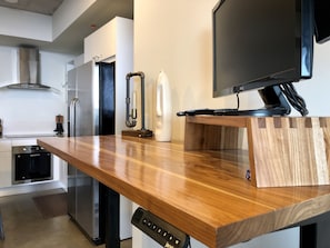 Een koelkast, een magnetron, een oven, een kookplaat