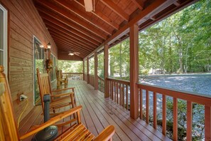 Terrace/patio - Deer Ridge - Fireplace- Hot Tub (Blairsville)