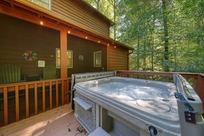 Terrace/patio - Deer Ridge - Fireplace- Hot Tub (Blairsville)