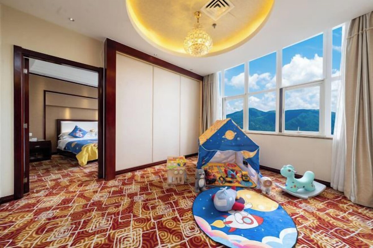Family-friendly Family Room