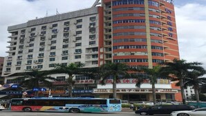 A multi-story hotel with a curved facade, featuring numerous windows and balconies. - Golden Orange Smart Hotel (Shenzhen)
