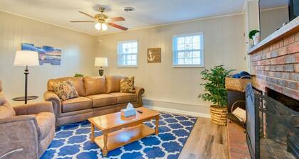 A comfortable home near the Motor Mile and Boone Lake, 5mins to I-26, Wing Deer Park, and the Mall.