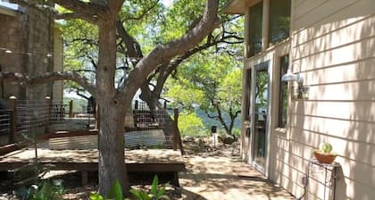 Hilltop Guesthouse w/Screen Porch & Views!