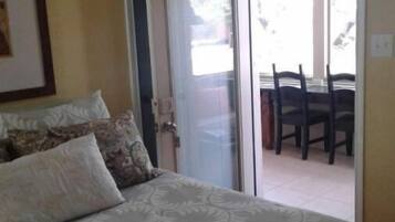 1 bedroom, desk, WiFi