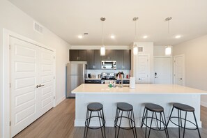 Full-size fridge, microwave, oven, stovetop - Kasa Southeast-Airport Austin (Austin)