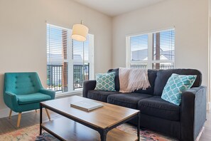 49-inch flat-screen TV with digital channels, Smart TV, table tennis - Kasa Southeast-Airport Austin (Austin)