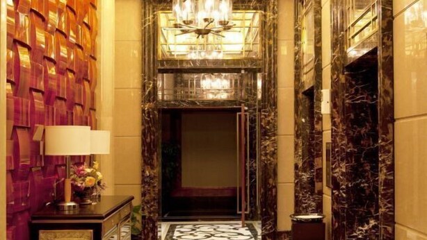 A luxurious lobby with a marble floor, a chandelier, and a decorative wall. - Friend Hotel Shanghai (Shanghai)