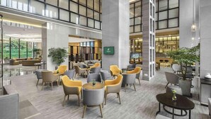 A spacious lobby with high ceilings, large windows, and modern seating areas. - Holiday Inn Chengdu Airport (Chengdu)