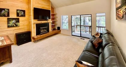 Beautiful Cathedral Ceiling Townhome next to the Golf Course!!!