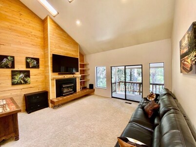 Beautiful Cathedral Ceiling Townhome next to the Golf Course!!!