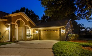 Exterior - Park Place! Spacious Home, 7 Minutes To Disney, Pool and Theatre. (Kissimmee)