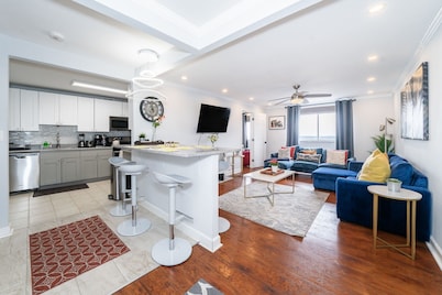 21Floor-2BR/1Bath/- King/Queen bed, Parking/Downtown view