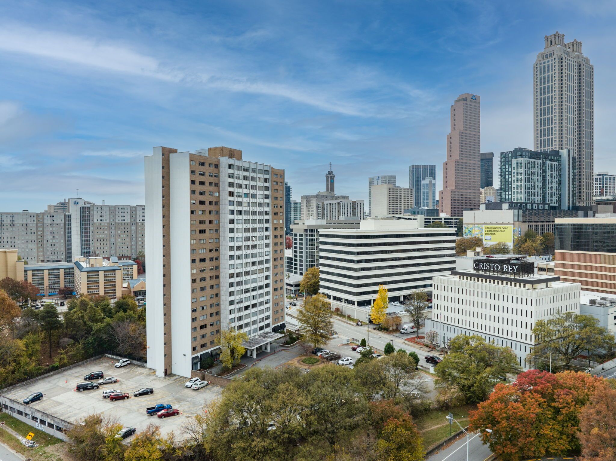 Stadsgezicht met moderne gebouwen, waaronder een opvallend wit gebouw met de aanduiding "CRISTO REY".