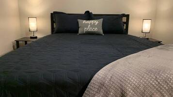 2 slaapkamers, een bureau, een strijkplank/strijkijzer, reisbedje