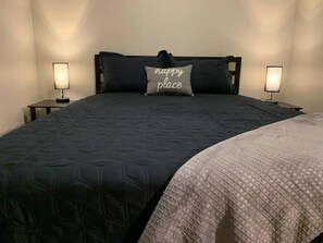 2 habitaciones, escritorio y tabla de planchar con plancha 